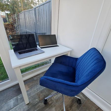 Elm Park Cheerful 4-Bedroom Holiday Home Hornchurch ภายนอก รูปภาพ