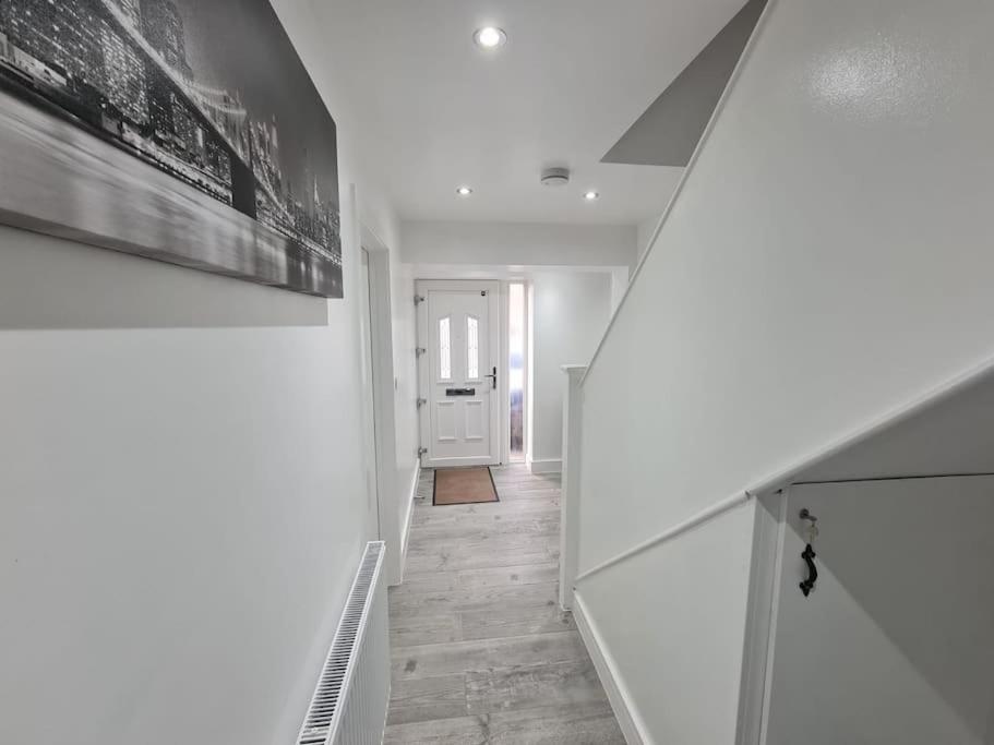 Elm Park Cheerful 4-Bedroom Holiday Home Hornchurch ภายนอก รูปภาพ