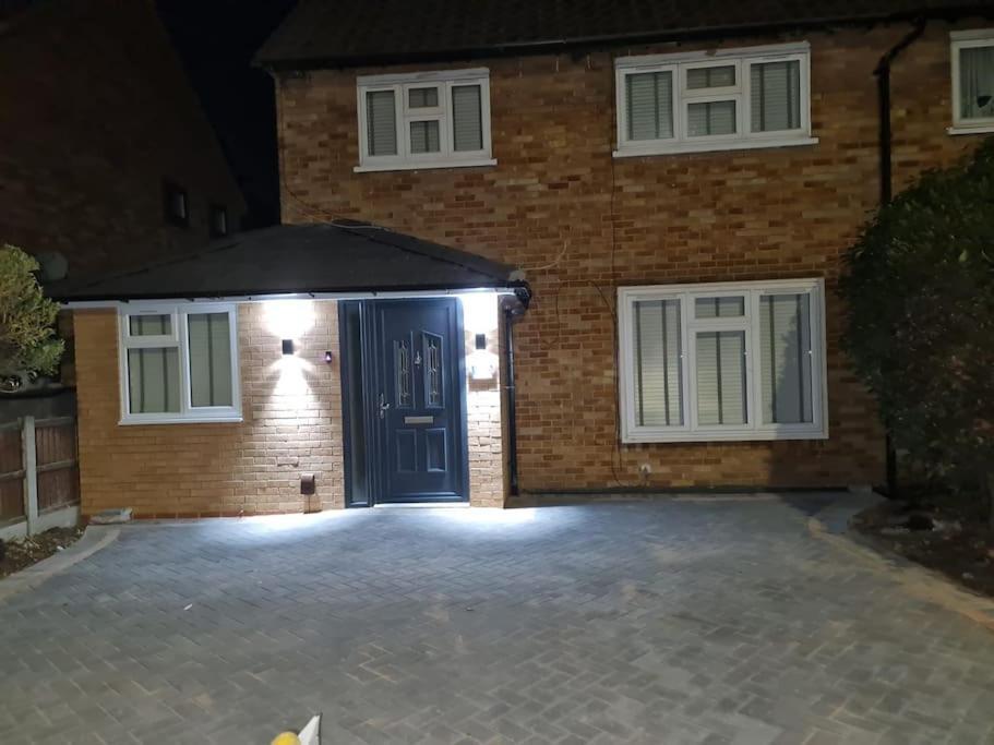 Elm Park Cheerful 4-Bedroom Holiday Home Hornchurch ภายนอก รูปภาพ