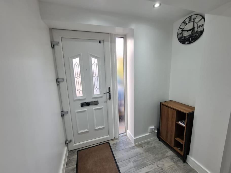 Elm Park Cheerful 4-Bedroom Holiday Home Hornchurch ภายนอก รูปภาพ