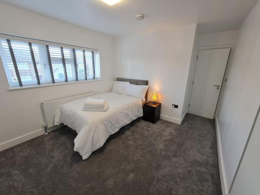 Elm Park Cheerful 4-Bedroom Holiday Home Hornchurch ภายนอก รูปภาพ